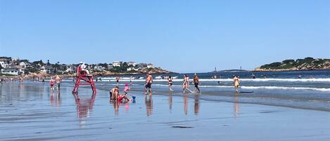 Vlak bij het strand, ligstoelen aan het strand, strandlakens