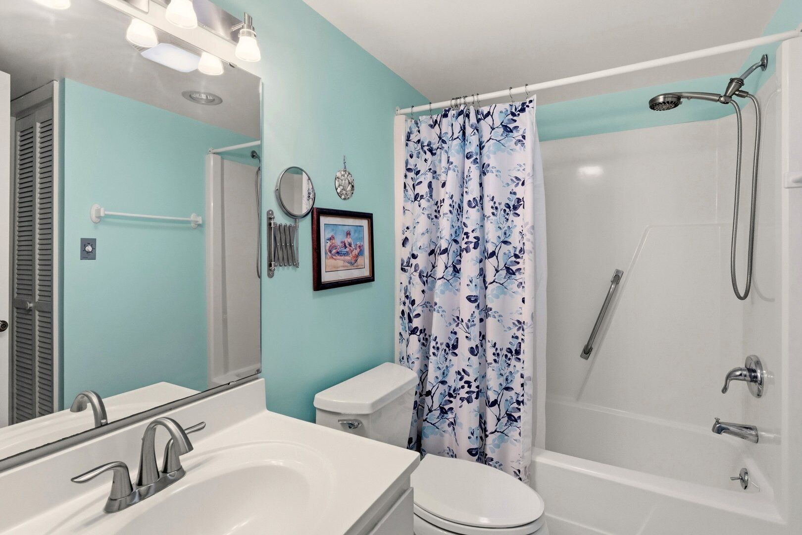 Une salle de bain avec un lavabo, des toilettes et une douche.