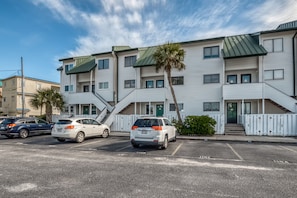 Exterior - Oceanfront gem with spacious deck, direct beach access, & high-speed WiFi (Tybee Island)