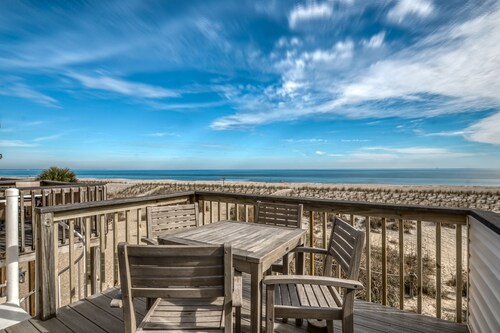 Oceanfront gem with spacious deck, direct beach access, & high-speed WiFi