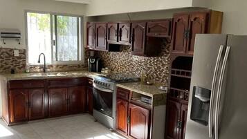 Jääkaappi, mikroaaltouuni, uuni, liesi