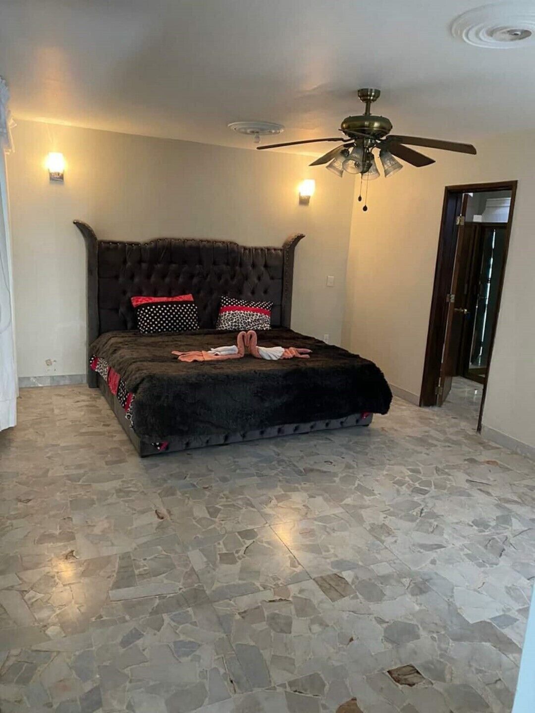 4 bedrooms, iron/ironing board, WiFi, bed sheets