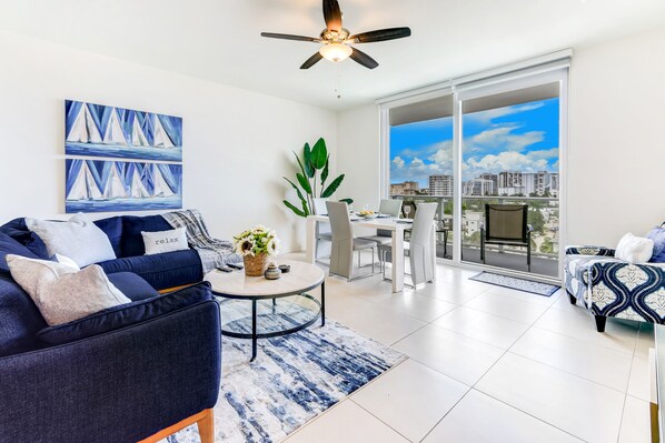 Smart TV - Tiffany Emerald: Rooftop Pool, Gym, & Walk to Beach (Fort Lauderdale)