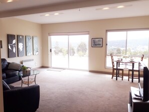 Flat-screen TV, books, streaming services, stereo - Couples Retreat near Hobart/Mountain View/nr Beaches (Sandford)