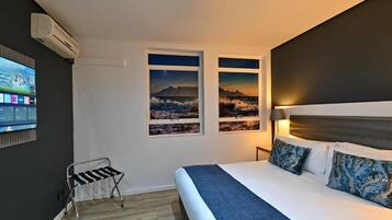 Standard-huone | Ylelliset vuodevaatteet, minibaari, tallelokero huoneessa, työpöytä