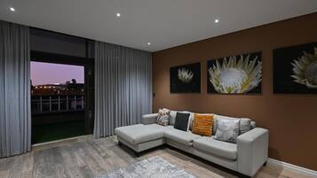 Deluxe-Apartment | Wohnbereich | 32-Zoll-Flachbildfernseher mit Satellitenempfang, Fernseher