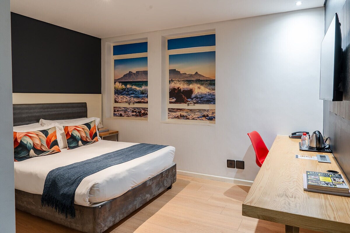 Habitación estándar | Ropa de cama de alta calidad y caja de seguridad en la habitación 