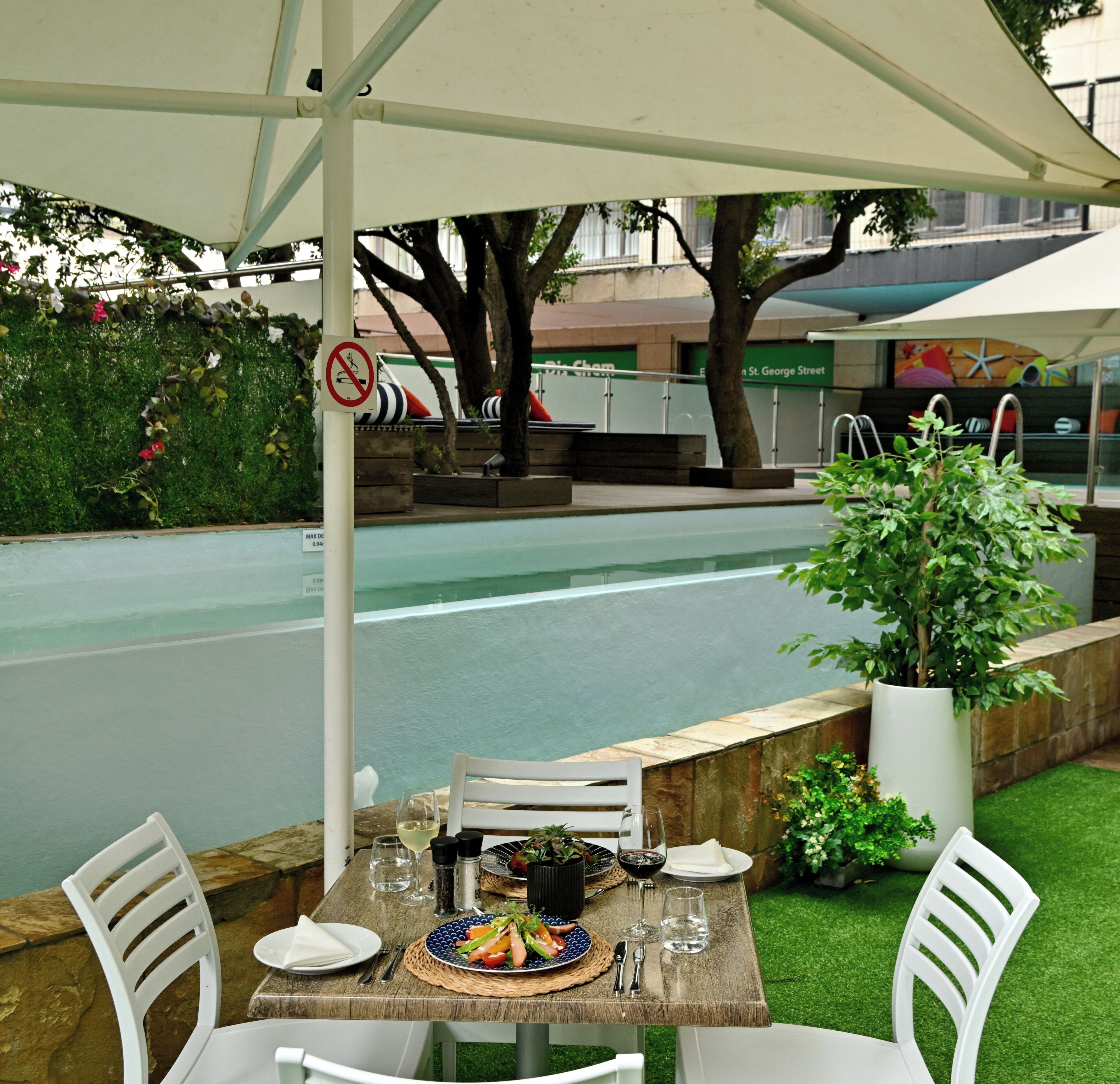 2 utendørsbassenger, bassengparasoller og solsenger