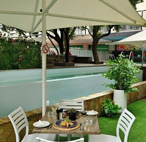 2 outdoor pools, pool umbrellas, pool loungers - Fountains Hotel Cape Town (Cape Town)