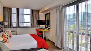 Deluxe Room, 1 Queen Bed, Non Smoking, Mountain View | Premium bedding, minibar, in-room safe, desk