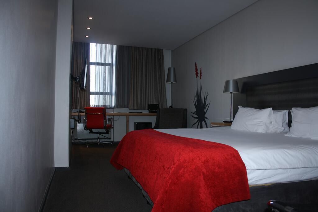 Premium bedding, in-room safe, laptop workspace, blackout curtains