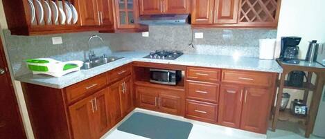 Køleskab, mikrobølgeovn, kaffe-/temaskine, brødrister