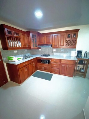 Réfrigérateur, micro-ondes, cafetière/bouilloire, grille-pain