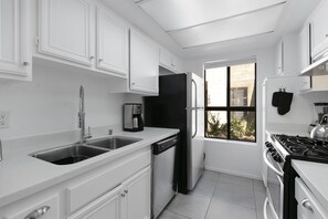 Fridge, microwave, stovetop, dishwasher