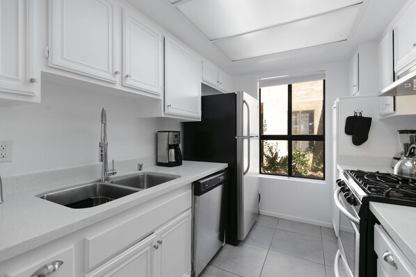 Fridge, microwave, stovetop, dishwasher