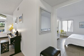 2 bedrooms, iron/ironing board, travel crib, WiFi - Chic 2/2 Ground Level Condo in South PS (Palm Springs)