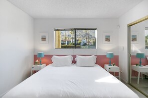 2 bedrooms, iron/ironing board, travel crib, WiFi - Chic 2/2 Ground Level Condo in South PS (Palm Springs)