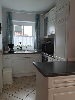 Kühlschrank, Mikrowelle, Ofen, Geschirrspüler