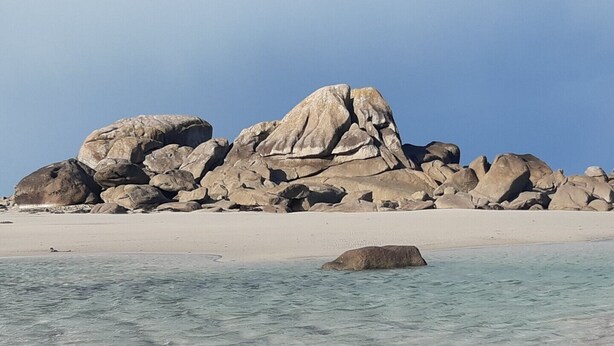 A beach with large rocks and clear water. - House with 30°C pool and enclosed garden 300m from Les Amiets beach - Bretagne (Cléder)