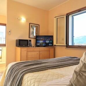 Tallelokero huoneessa, silitysrauta/-lauta, ilmainen Wi-Fi