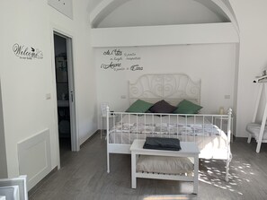 1 habitación, caja de seguridad en la habitación y ropa de cama 