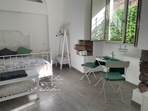 1 habitación, caja de seguridad en la habitación y ropa de cama 