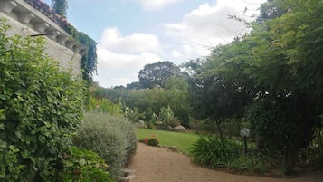 Villa, varias camas | Jardines del alojamiento