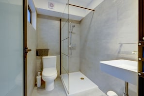 Apartment (2 Bedrooms) | Bathroom | Shower, hair dryer