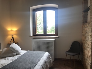 6 habitaciones, tabla de planchar con plancha, wifi y ropa de cama