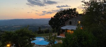 Villa I Grifoni, luxury villa near Todi with private pool, A/C, panoramic views