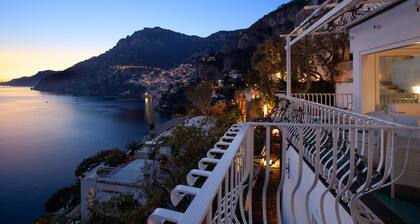 AMORE RENTALS - Villa Le Sirene with Outdoor Jacuzzi and Sea View