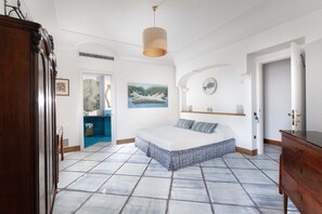 5 bedrooms, in-room safe, iron/ironing board, travel crib - AMORE RENTALS - Villa Le Sirene with Outdoor Jacuzzi and Sea View (Positano)