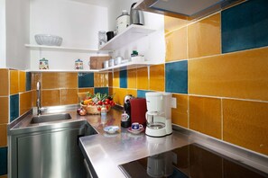 KĂźhlschrank, Mikrowelle, Ofen, Herdplatte
