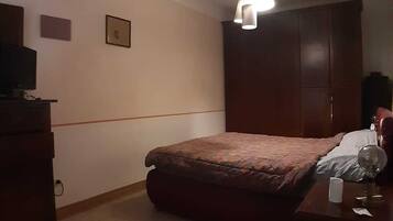 2 bedrooms, travel crib, bed sheets