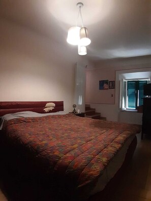 2 bedrooms, travel cot, bed sheets