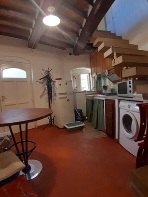 Réfrigérateur, micro-ondes, plaque de cuisson, chaise haute