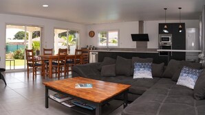 A modern living room with a sofa, coffee table, and dining area. - Magnificent property - 1000m² - Private Pool (Agde)