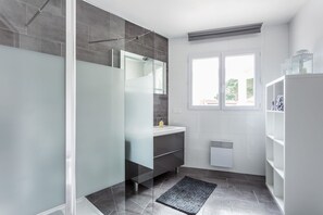 Bathtub, hair dryer, towels, toilet paper