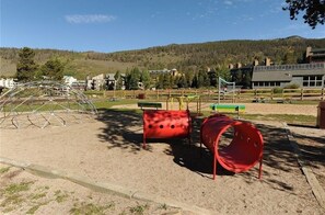 Condo, 1 chambre | Aire de jeu extérieure pour enfants