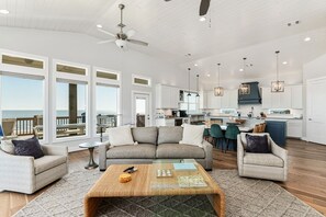 House, 5 Bedrooms | Living area