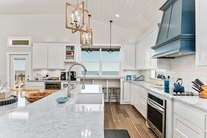 House, 5 Bedrooms | Private kitchen