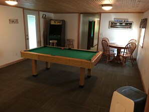 Game room - Spacious Cottage For Larger Groups (Fremont)
