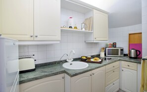 Réfrigérateur, micro-ondes, plaque de cuisson, cafetiÚre/bouilloire