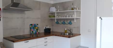 Réfrigérateur, micro-ondes, plaque de cuisson, cafetiÚre/bouilloire