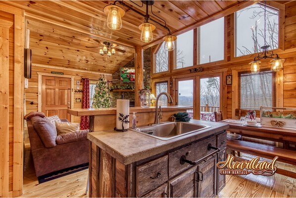 Fridge, microwave, oven, stovetop - Christmas Bear Cabin is one of a few Authentic Log Cabins on Wiley Oakley/Ski Mountain. (Gatlinburg)