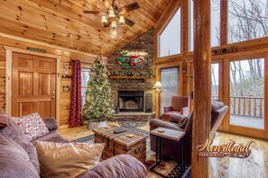 Fireplace, DVD player - Christmas Bear Cabin is one of a few Authentic Log Cabins on Wiley Oakley/Ski Mountain. (Gatlinburg)