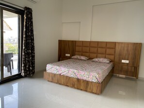 4 bedrooms, WiFi, bed sheets