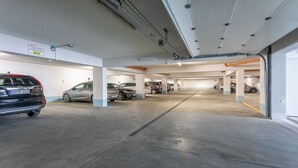 Un aparcamiento de varios niveles con varios coches estacionados.