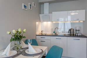 Kühlschrank, Herdplatte, Wasserkocher mit Kaffee-/Teezubehör