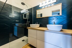 Shower, hair dryer, towels - CORAL • KEYWEEK Apt in city center closed to the beach, private garage (Biarritz)